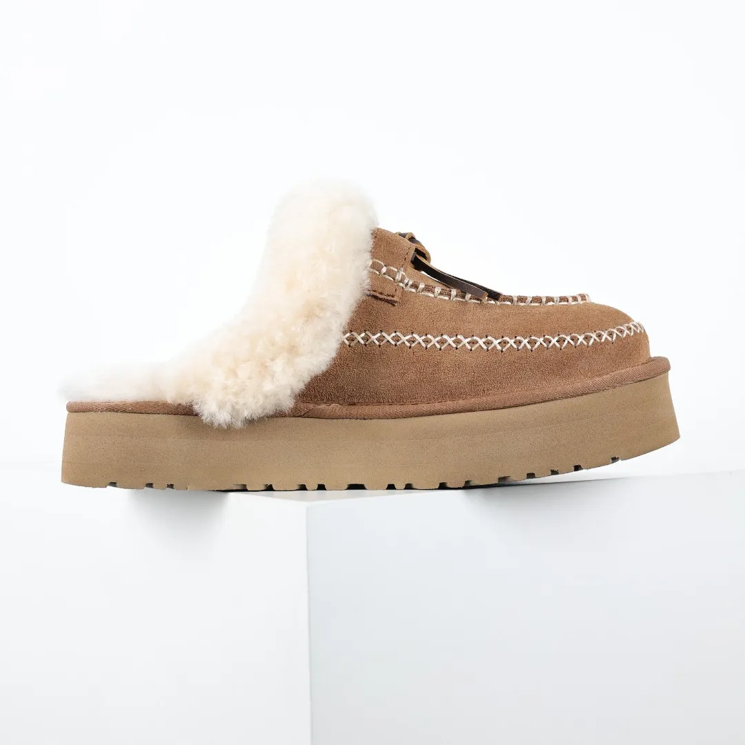 Pick up locally 💰580 Core recommendation with good price It is a very suitable choice for keeping warm in winter and at home. In the new year, uug has launched a series of styles, which are partial to the preferences of young consumers and have also moved to the forefront of fashion trends. Shoe body material Water-repellent coated suede upper 17mm UGGPURE™ implanted wool insole Lightweight non-slip comfortable rubber outsole With brand LOGO trademark Comes with a full set of packaging Size: 35 36 37 38 39 40